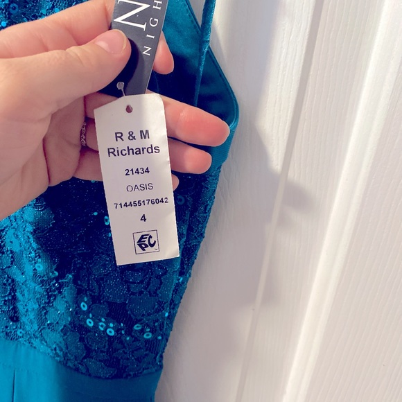 Gorgeous Teal floor length gown, beautiful embroidered detail - Picture 6 of 6